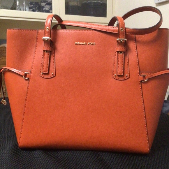 Michael Kors Handbags - Michael Kors “Voyager” burnt orange commuter tote